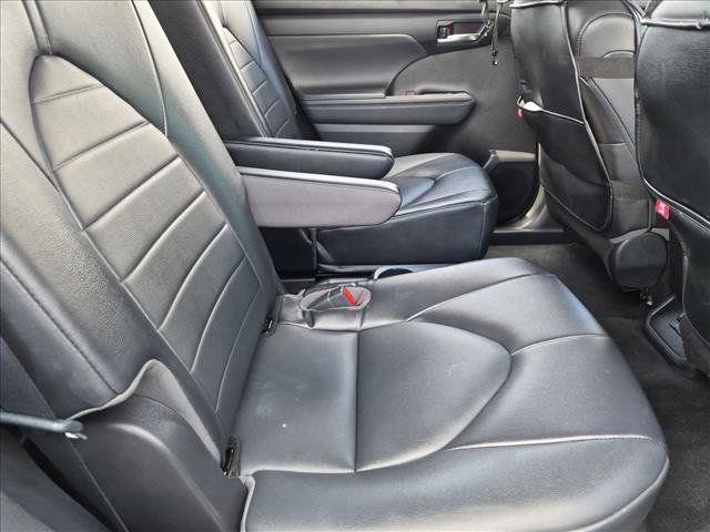 Used 2022 Toyota Highlander XLE FWD image 17