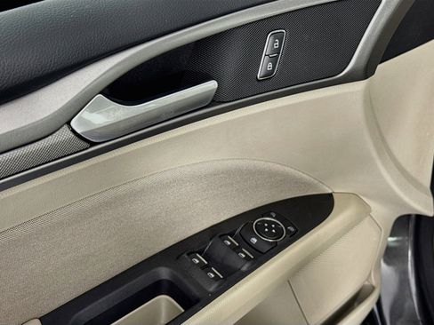 Used 2019 Ford Fusion SE FWD image 17