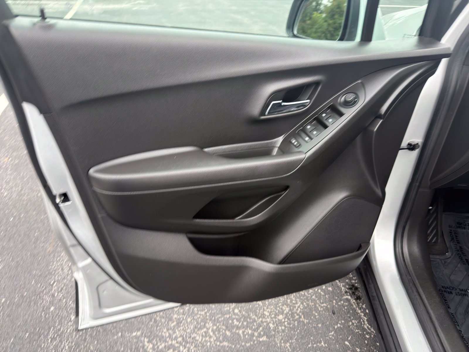 Used 2020 Chevrolet Trax LT w/ LT Convenience Package FWD image 11