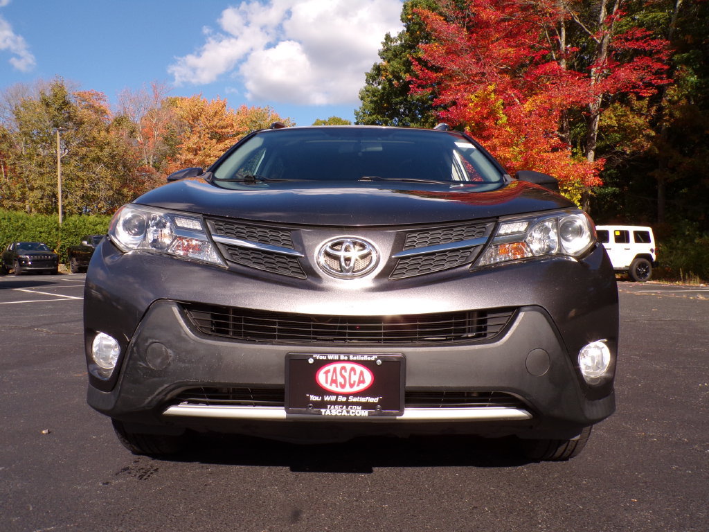 Used 2015 Toyota RAV4 XLE w/ Four Season Floor Mat Package AWD/4WD image 2