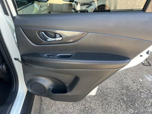 Used 2017 Nissan Rogue SV AWD/4WD image 16