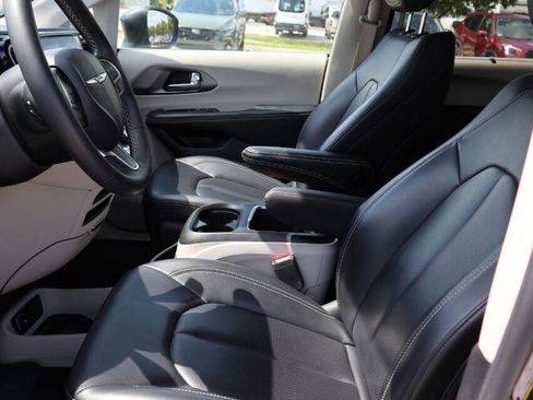 Used 2023 Chrysler Pacifica Touring-L FWD image 13