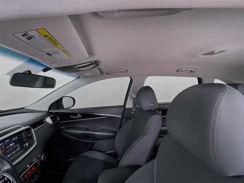 Used 2019 Kia Sorento S image 11