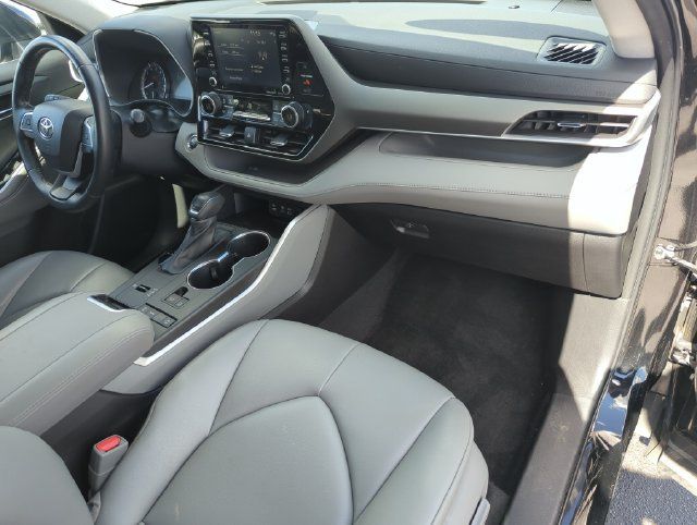 Used 2022 Toyota Highlander XLE FWD image 23