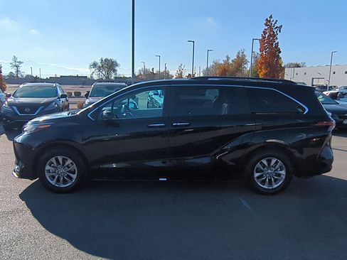 Used 2024 Toyota Sienna XLE image 9