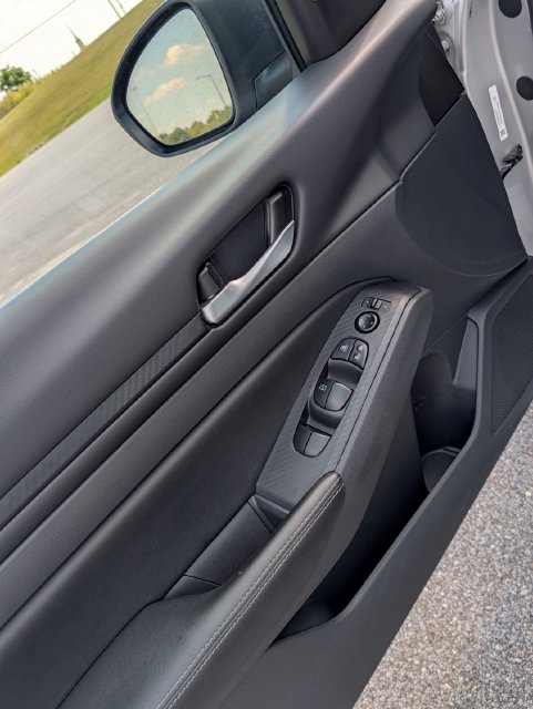 Used 2025 Nissan Altima 2.5 SV FWD image 11