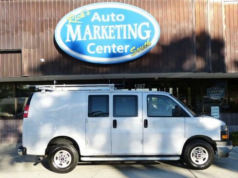 Used 2023 GMC Savana 2500 w/ Driver Convenience Package image 4