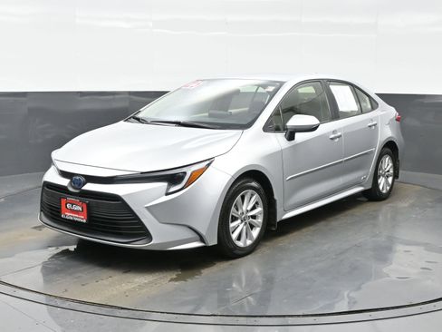 Used 2025 Toyota Corolla LE w/ LE Premium Package image 2