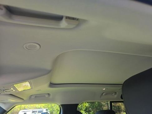 Used 2024 Land Rover Defender 110 S image 11