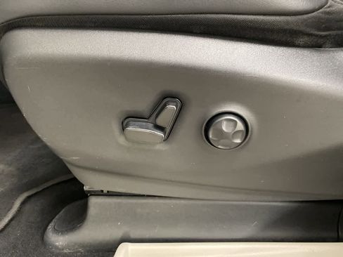 Used 2023 Chrysler Pacifica Touring-L FWD image 13