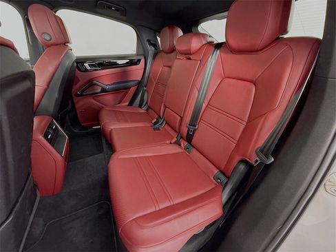 Used 2022 Porsche Cayenne Coupe image 25