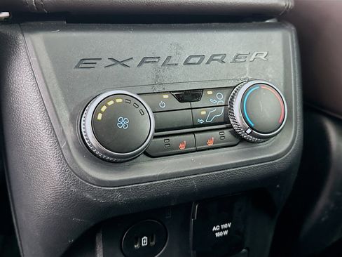 Used 2025 Ford Explorer Platinum w/ LUX Leather Package AWD/4WD image 28