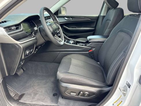 Certified 2023 Jeep Grand Cherokee Laredo w/ Luxury Tech Group I AWD/4WD image 8