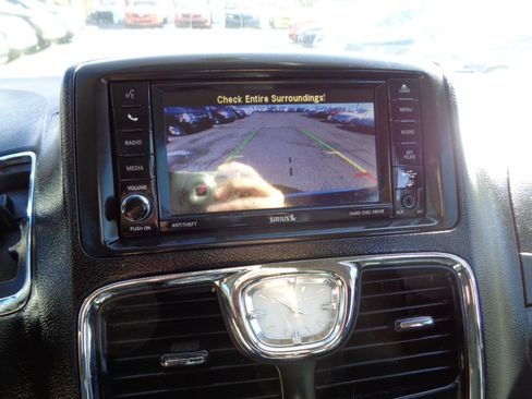 Used 2016 Chrysler Town & Country Touring-L image 22