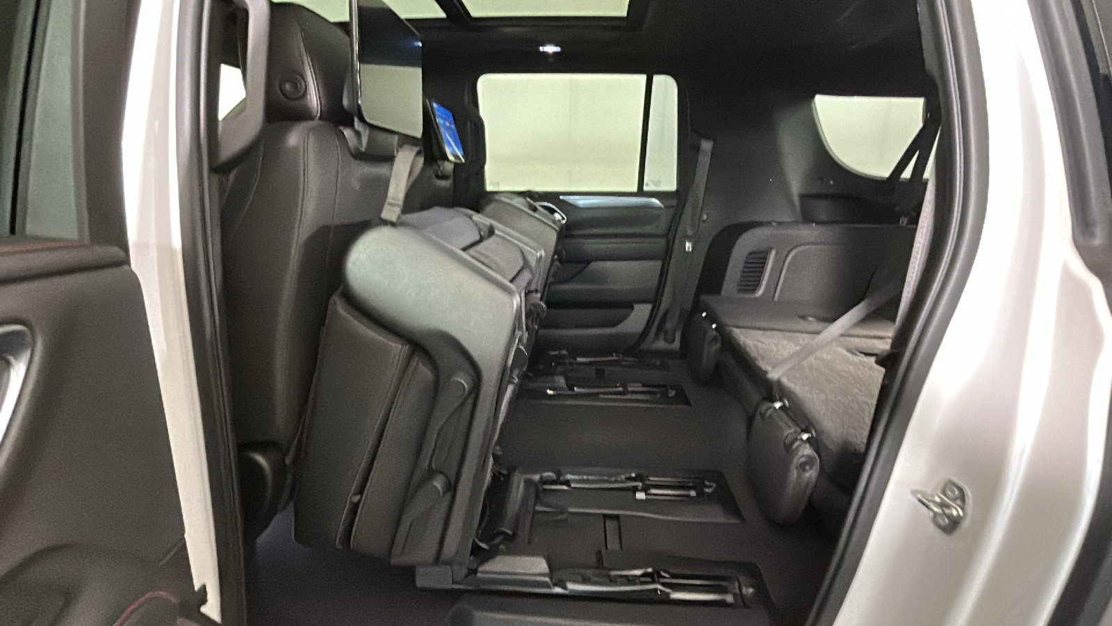 Used 2022 Chevrolet Suburban RST w/ Luxury Package AWD/4WD image 32