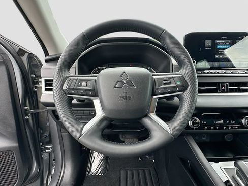Used 2023 Mitsubishi Outlander SE FWD image 11