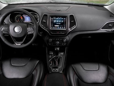 Used 2022 Jeep Cherokee Trailhawk image 5