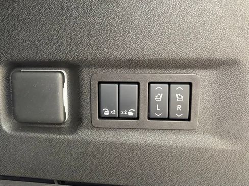 Used 2025 Chevrolet Suburban High Country AWD/4WD image 16