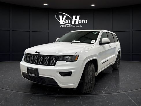 Used 2018 Jeep Grand Cherokee Altitude AWD/4WD image 3