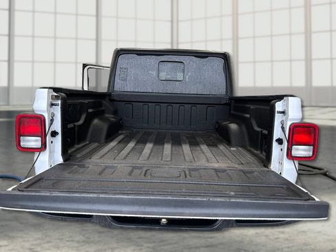 Used 2025 Jeep Gladiator Sport AWD/4WD image 11