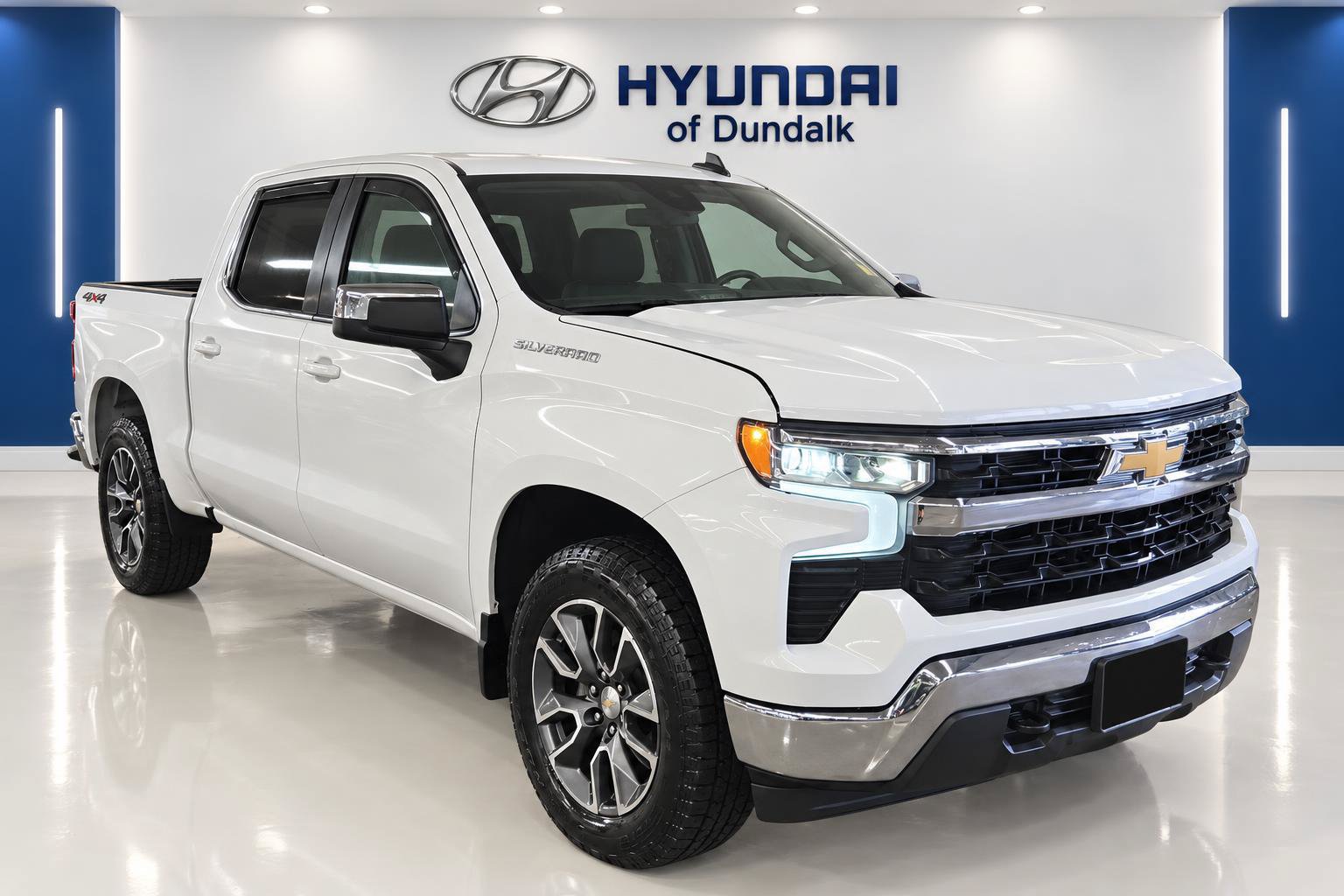 Used 2022 Chevrolet Silverado 1500 LT AWD/4WD image 3