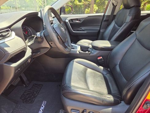 Used 2019 Toyota RAV4 XLE w/ Convenience Package FWD image 25