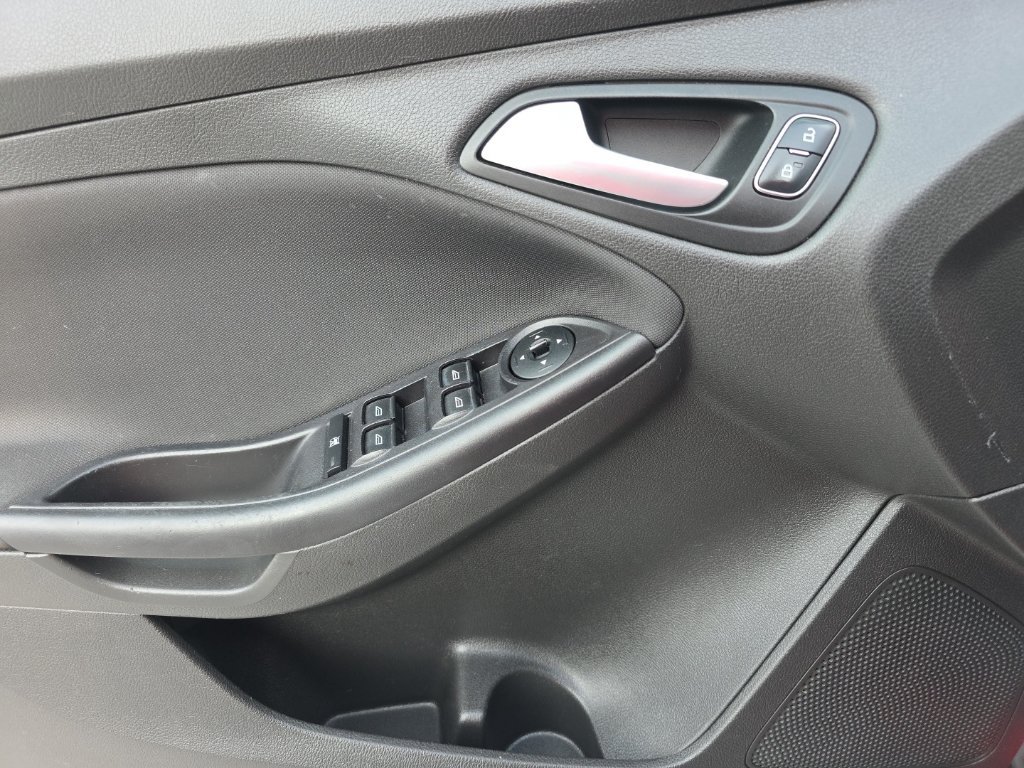 Used 2015 Ford Focus SE FWD image 13