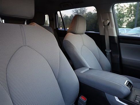 Used 2023 Toyota Highlander L image 29