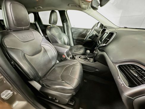 Used 2019 Jeep Cherokee Limited w/ Luxury Group FWD image 30