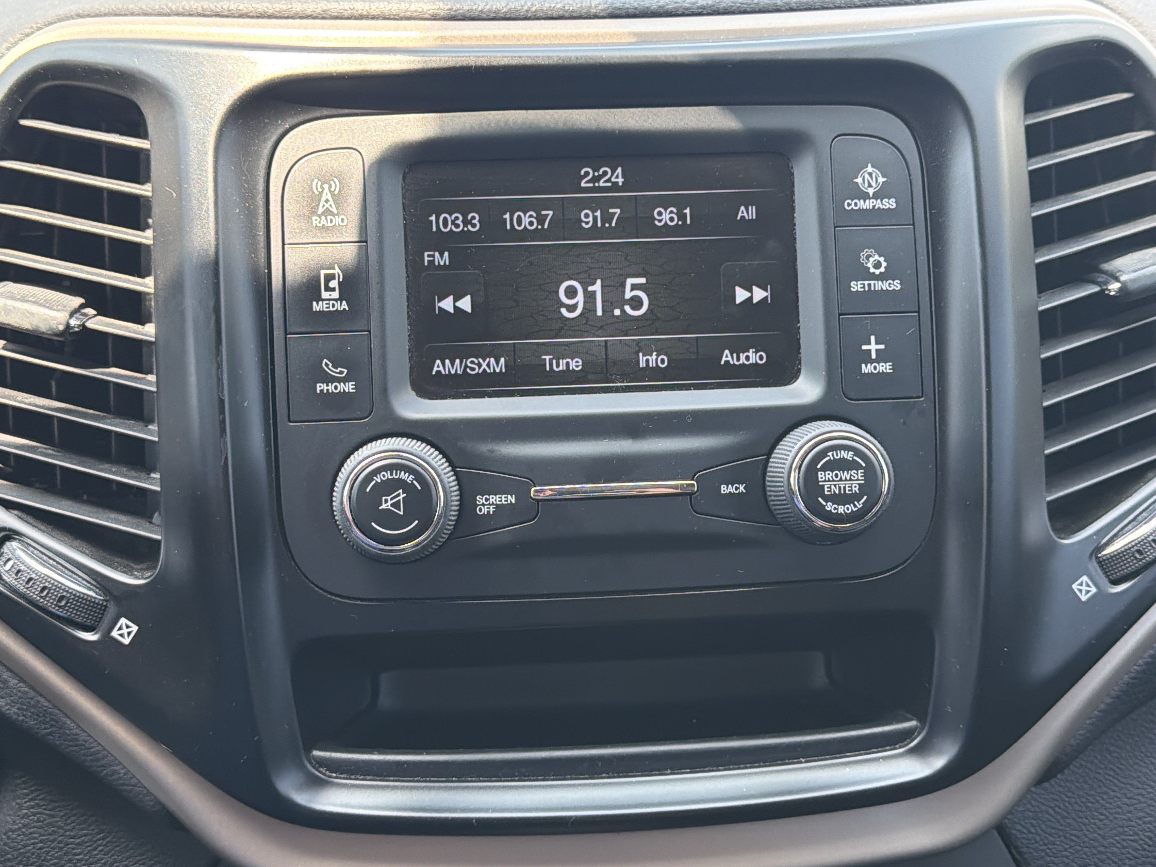 Used 2018 Jeep Cherokee Latitude FWD image 16