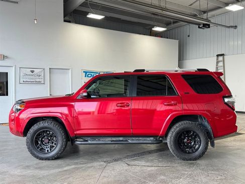 Used 2020 Toyota 4Runner TRD Off-Road Premium w/ Moonroof Package AWD/4WD image 32