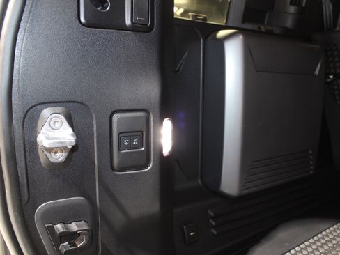 Used 2024 Land Rover Defender 110 SE image 70