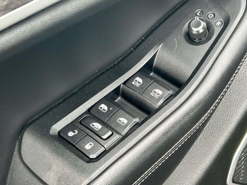 Used 2023 Jeep Grand Cherokee L Limited AWD/4WD image 17