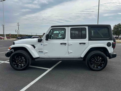 Used 2022 Jeep Wrangler Unlimited Sahara w/ Cold Weather Group image 9