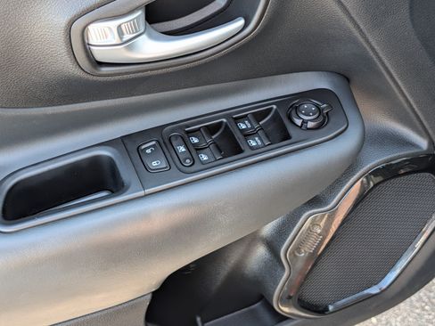 Used 2023 Jeep Renegade Altitude w/ Sun/Sound Group AWD/4WD image 19