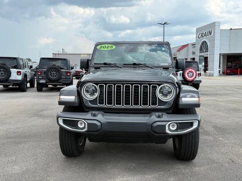 Used 2025 Jeep Wrangler Unlimited Sahara AWD/4WD image 2