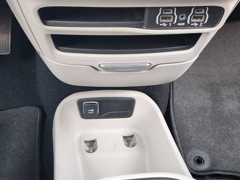 Used 2024 Chrysler Pacifica Touring-L FWD image 20