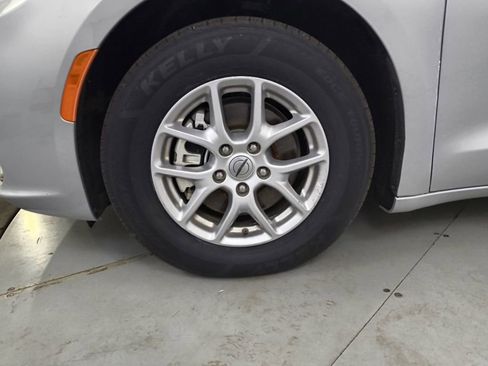 Used 2023 Chrysler Pacifica Touring-L image 8