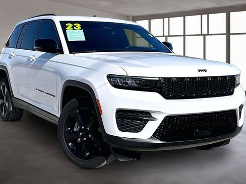 Used 2023 Jeep Grand Cherokee Altitude image 3