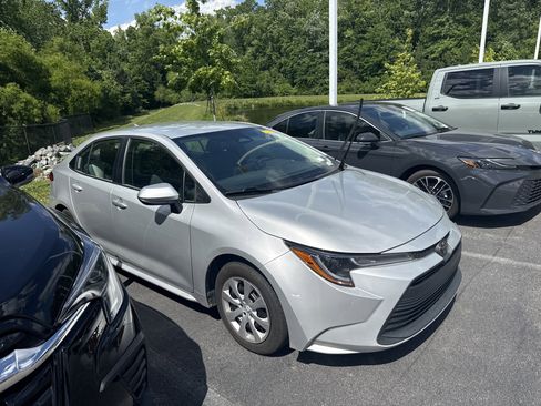 Used 2025 Toyota Corolla LE w/ Convenience Package FWD image 5