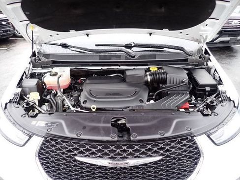 Used 2023 Chrysler Pacifica Touring-L FWD image 14