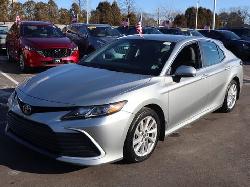 Used 2021 Toyota Camry LE image 7