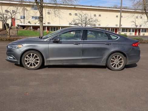 Used 2017 Ford Fusion SE FWD image 3