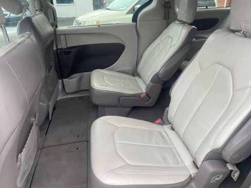 Used 2017 Chrysler Pacifica Touring-L w/ Tire & Wheel Group image 14