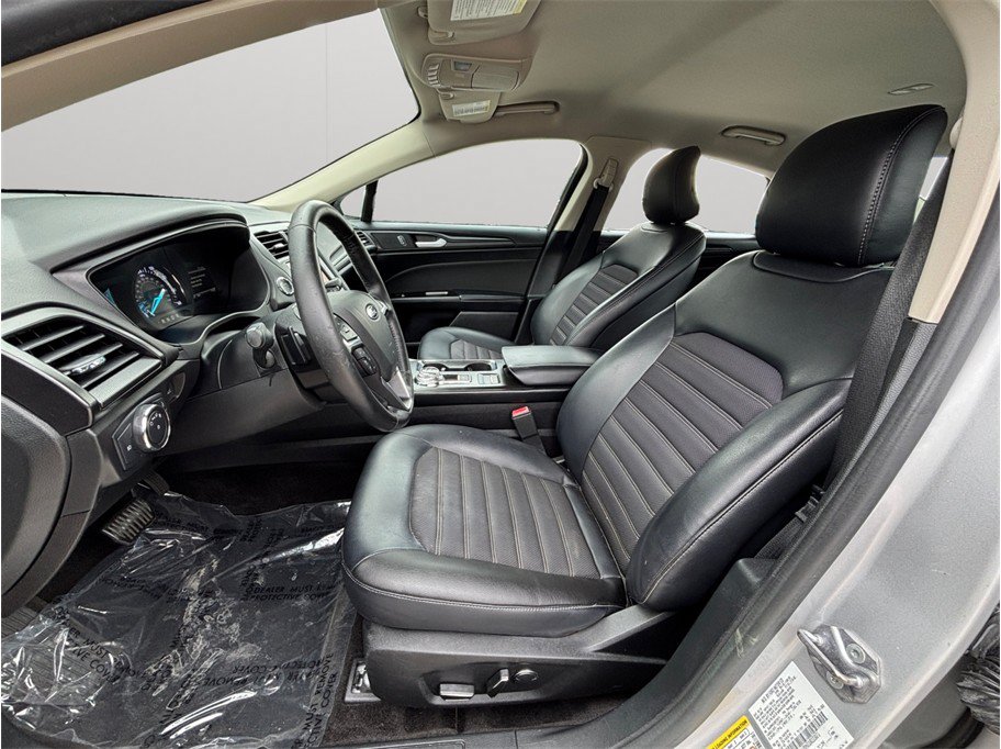 Used 2018 Ford Fusion SE w/ Equipment Group 201A FWD image 2