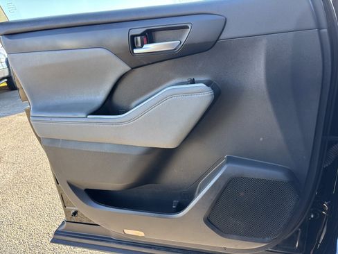 Used 2023 Toyota Highlander XLE image 6