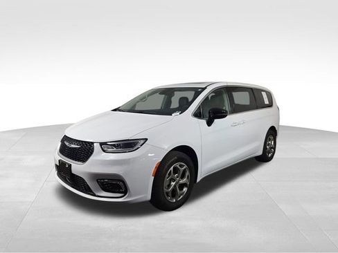 Used 2024 Chrysler Pacifica Limited AWD/4WD image 2
