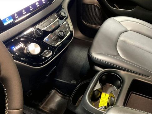 Used 2025 Chrysler Pacifica Select FWD image 17