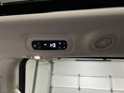 Used 2022 Chrysler Pacifica Limited FWD image 22