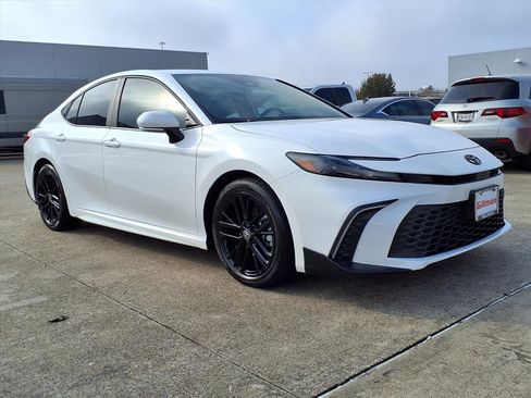 Used 2025 Toyota Camry SE image 2